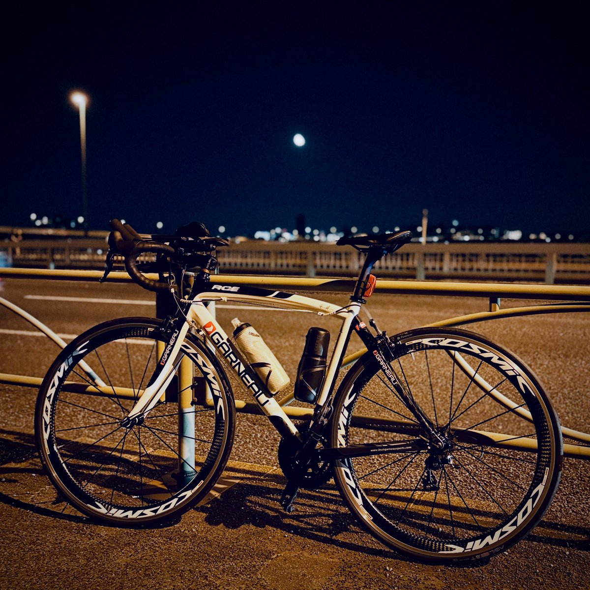 exp9rs's tweet photo. 月🌕と🚲ガノーさん
#ガノー #garneau #garneaurce #ロードバイク https://t.co/unwhCyP4Ka