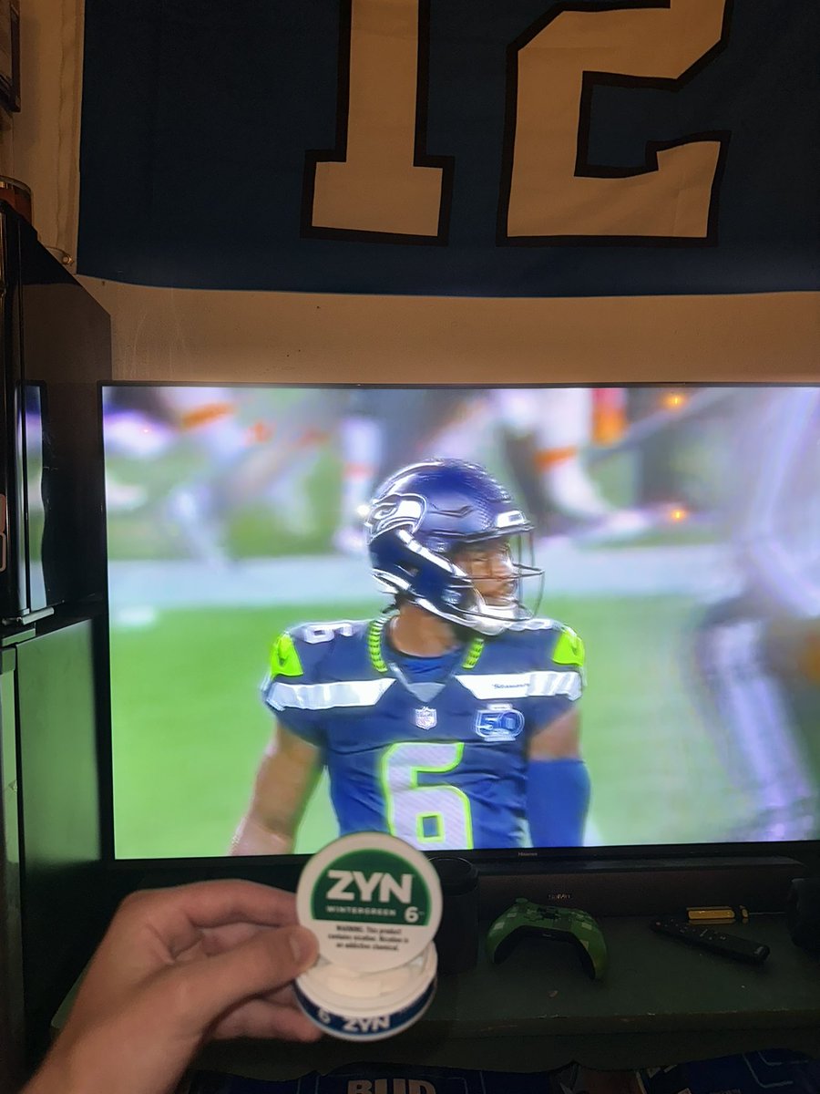 bashyfire's tweet photo. Jersey swap. Go Hawks https://t.co/GDdA6JuGXY