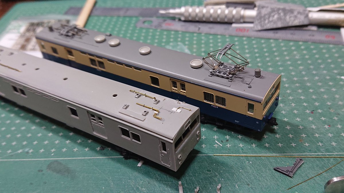 クモユニ82の進捗。
屋上配管やらなんやら、少しずつやっつけます。801番にあるジャンパ栓はαのパーツで。それにしても配管の資料ってホントに無いもんだなあ。引き回しも各番で差があるのは画像からもだいたい判るんだが。