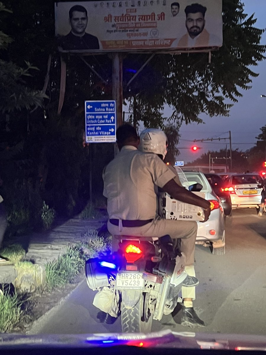 prasanaramgopal's tweet photo. Looks like rules and fines are applicable only to common man. Would you be fining the vehicle and show us the fine receipt? 

Bike number: HR 26G V5439
Location: Sector 51 signal
Date: August 12,2025
Time: 7:22 pm

@gurgaonpolice @TrafficGGM

#gurgaontrafficviolation #gurugram https://t.co/xMhMcePMll