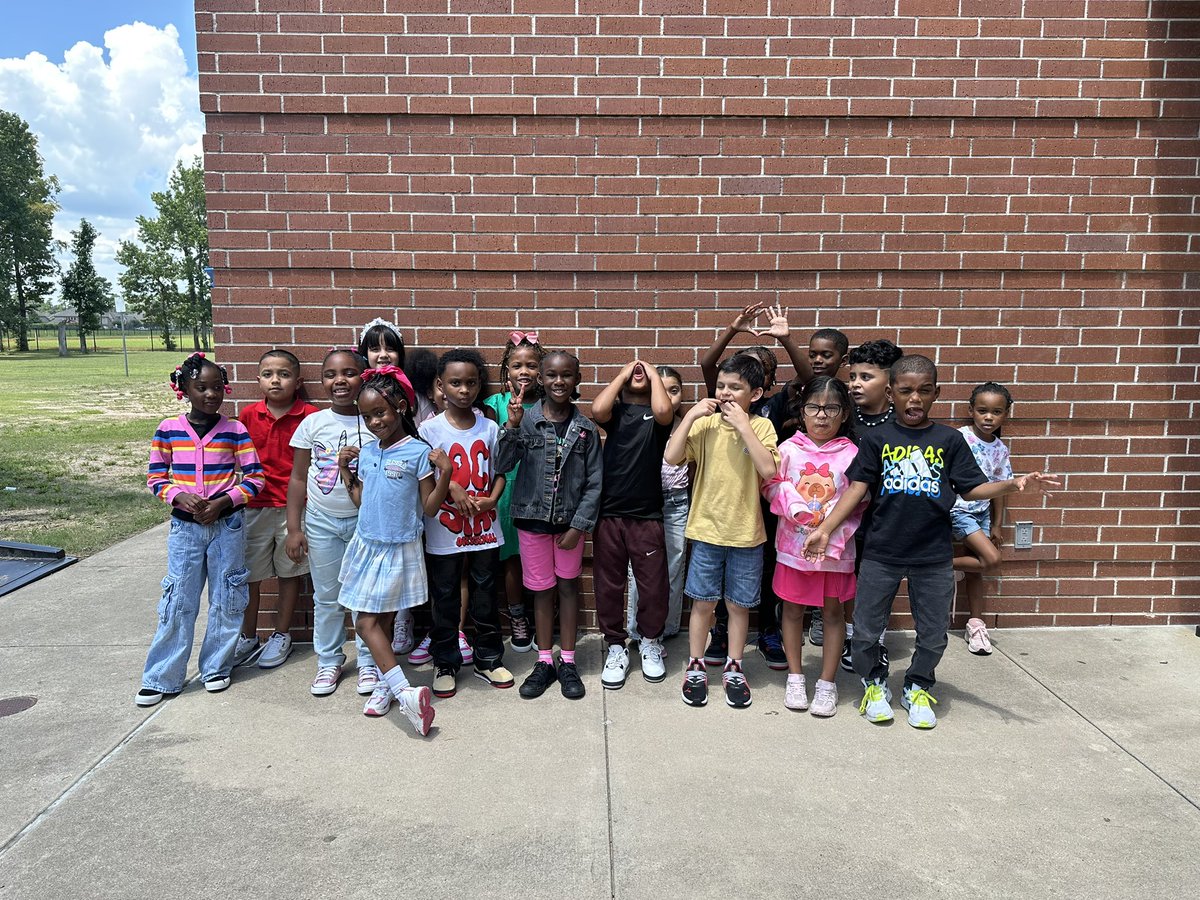 a_davis7804's tweet photo. The 1st week of school is a wrap! My Littles are already hard at work!
#2ndgrade #TeamRCE #CubCommUnityπππ» @HumbleISD_RCE @HumbleISD https://t.co/hQ7bvj8ncw