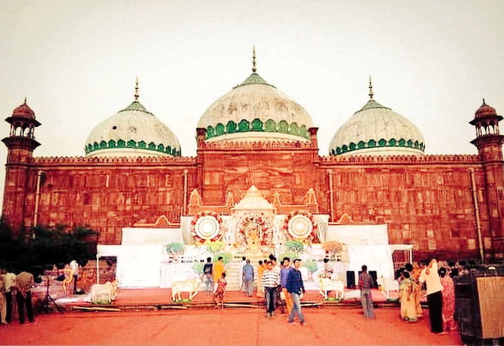 IndiaArtHistory's tweet photo. I bow to that place on earth where the greatest of the #KarmaYogi, #ShriKrishna was born.🙏

I bow to that sacred dust, now under the Aurangzeb masjid, I bow to the red stones which still today stands as the sole witness of the carnage.

HAPPY #JANMASHTAMI ..😊🏵️🙏 https://t.co/N1senJvzGP