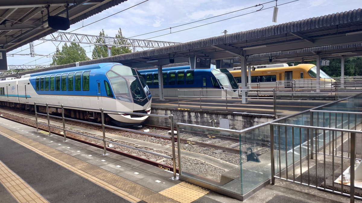 📸近鉄 しまかぜ🌊🚃
なんと2本同時に停車中＼(^o^)／
一番奥には伊勢志摩ライナーも！
レア光景かも？✨️✨️✨️