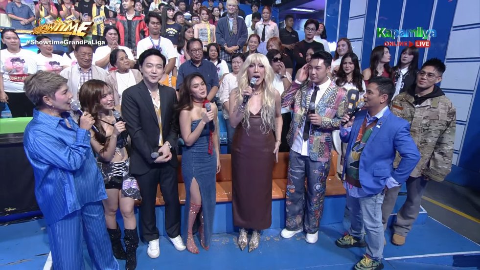 ABSCBNNews's tweet photo. MEME IS BACK! 😍
 
Nagbabalik na ang unkabogable star Vice Ganda sa 'It's Showtime' ngayong Sabado matapos ang kanyang matagumpay na concert kasama si Regine Velasquez-Alcasid noong isang linggo. #ShowtimeGrandPaLiga
 
Nagpasalamat si Vice sa lahat ng sumuporta sa kanilang concert, pati na sa nominasyon niya bilang Best Actor sa 2025 FAMAS Awards.
 
(Screenshots: Kapamilya Online Live)