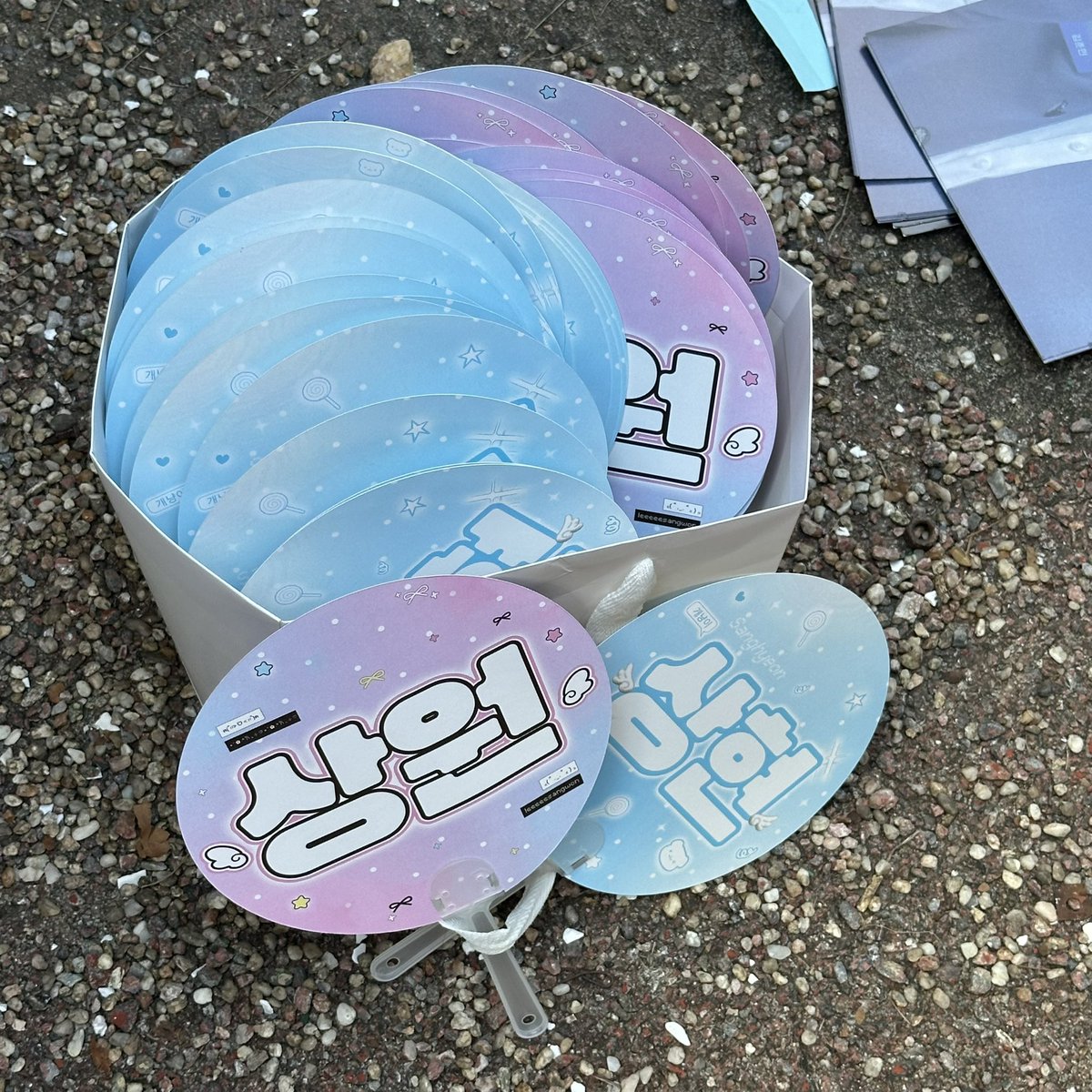 해당 장소에 2차 경연 
정상현&amp; 이상원 부채 나눔 진행하겠습니다!!
<a href="/woniverseS3/">WONIVERSE</a> <a href="/hyeons_weethrt/">Sweet_Heart</a> 

상혀니&amp; 상워니 많은 응원 부탁드려요 ♡♡♡♡

#이상원 #LEESANGWON #정상현 #CHUNGSANGHYEON 
#boy2planet #보이즈2플래닛c