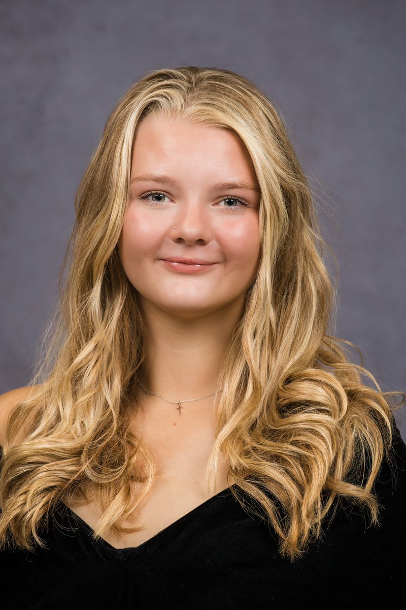 3mmalineMai5ie's tweet photo. Life of a senior : 
Pesky formal portraits ✅
Senior session: Summer ✅
BFF Senior Shoot ✅
#Classof2026 #BUbound https://t.co/HSvr3IYF0e