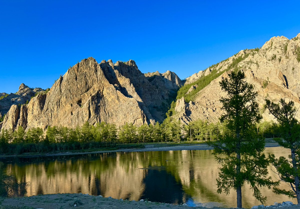 Эх орны маань хоймор- үзэсгэлэнт Хөвсгөл нутаг.

Ихэвчлэн албаны, ажил хэргийн пост оруулдаг ч энэ удаад Монголын үзэсгэлэнт байгалиараа бахархан дарсан патиараа хуваалцью уу гэж бодлоо😉

Амралтын өдрүүдээ аятай, тухтай өнгөрүүлээрэй🙌