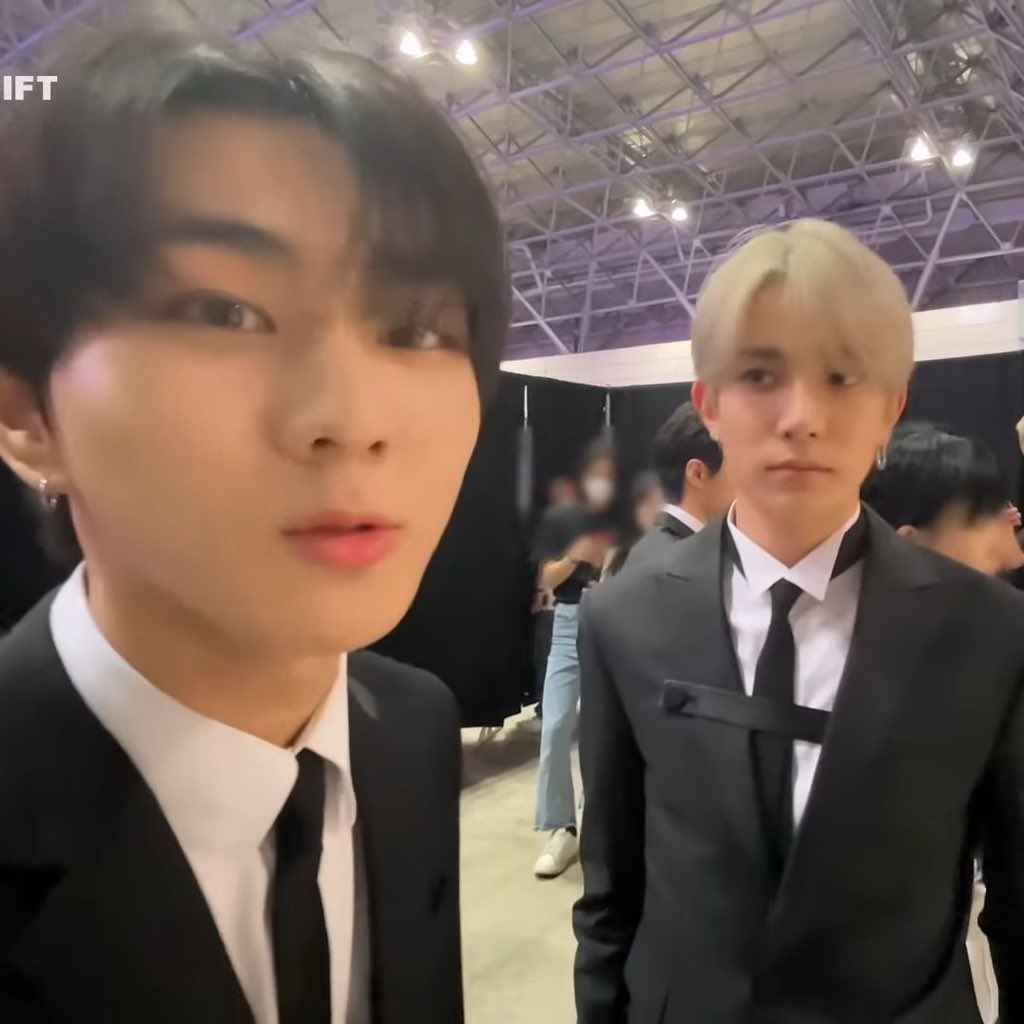 jays1eftb1cep's tweet image. this picture is killing meeene