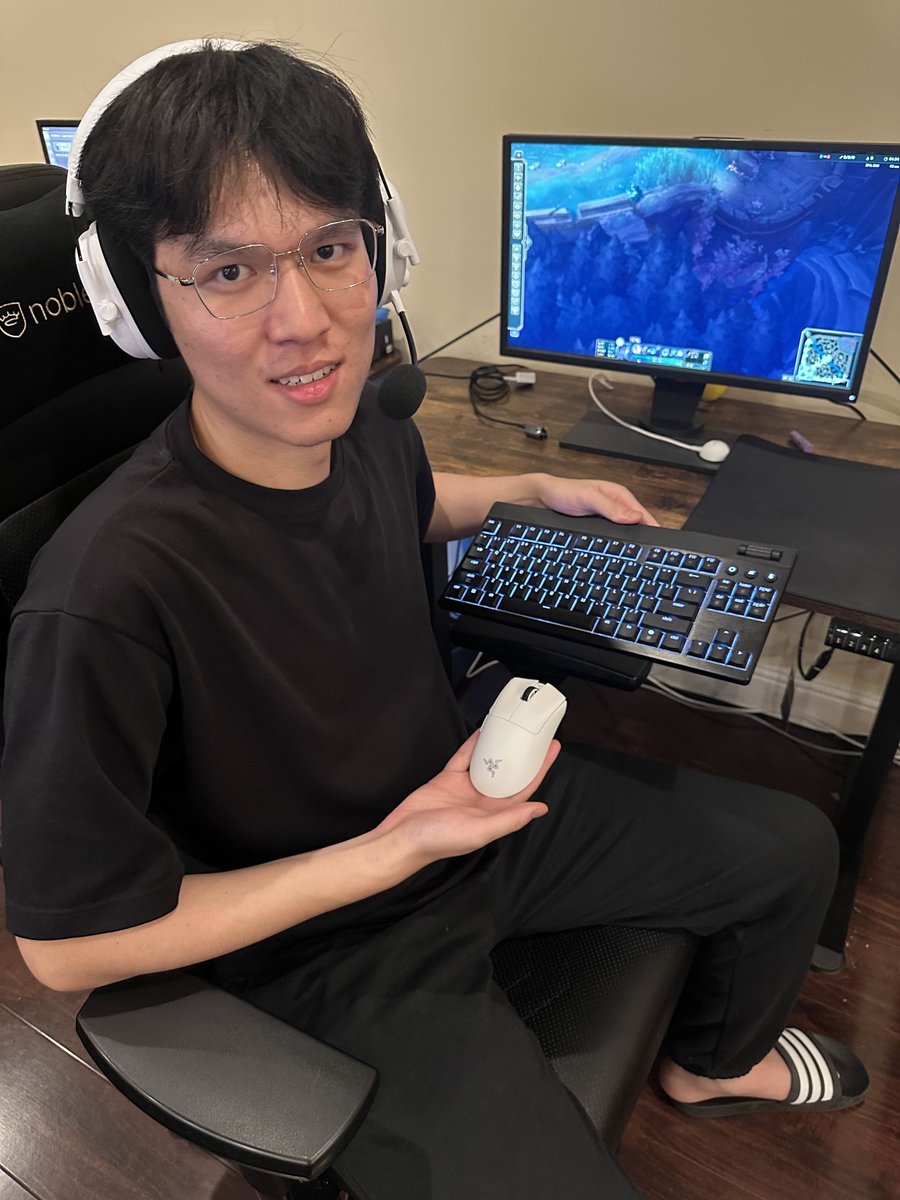 Thank you <a href="/Razer/">R Λ Z Ξ R</a> for the new Blackshark V3 Pro, Deathadder V4 Pro, and Blackwidow V4 Low-Profile.
Peripheral upgrades just in time for LTA playoffs 😎
