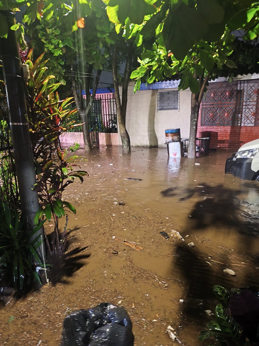 SandiaEB's tweet photo. @alcaldia_ss @PROCIVILSV  pasaje inundado en Altos de Miramonte https://t.co/kyWj3O4xeZ