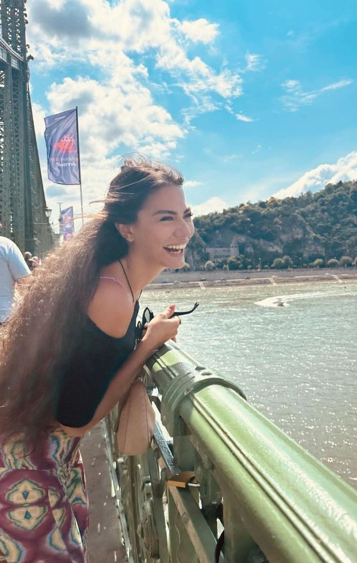 I sogni sono fatti per le persone coraggiose. Per tutte le altre ci sono i cassetti.
(dal web)
Günaydın kızlar 🫶🏼💋 
#CANEDEMETUNICAREALTA ❤️‍🔥❤️‍🔥