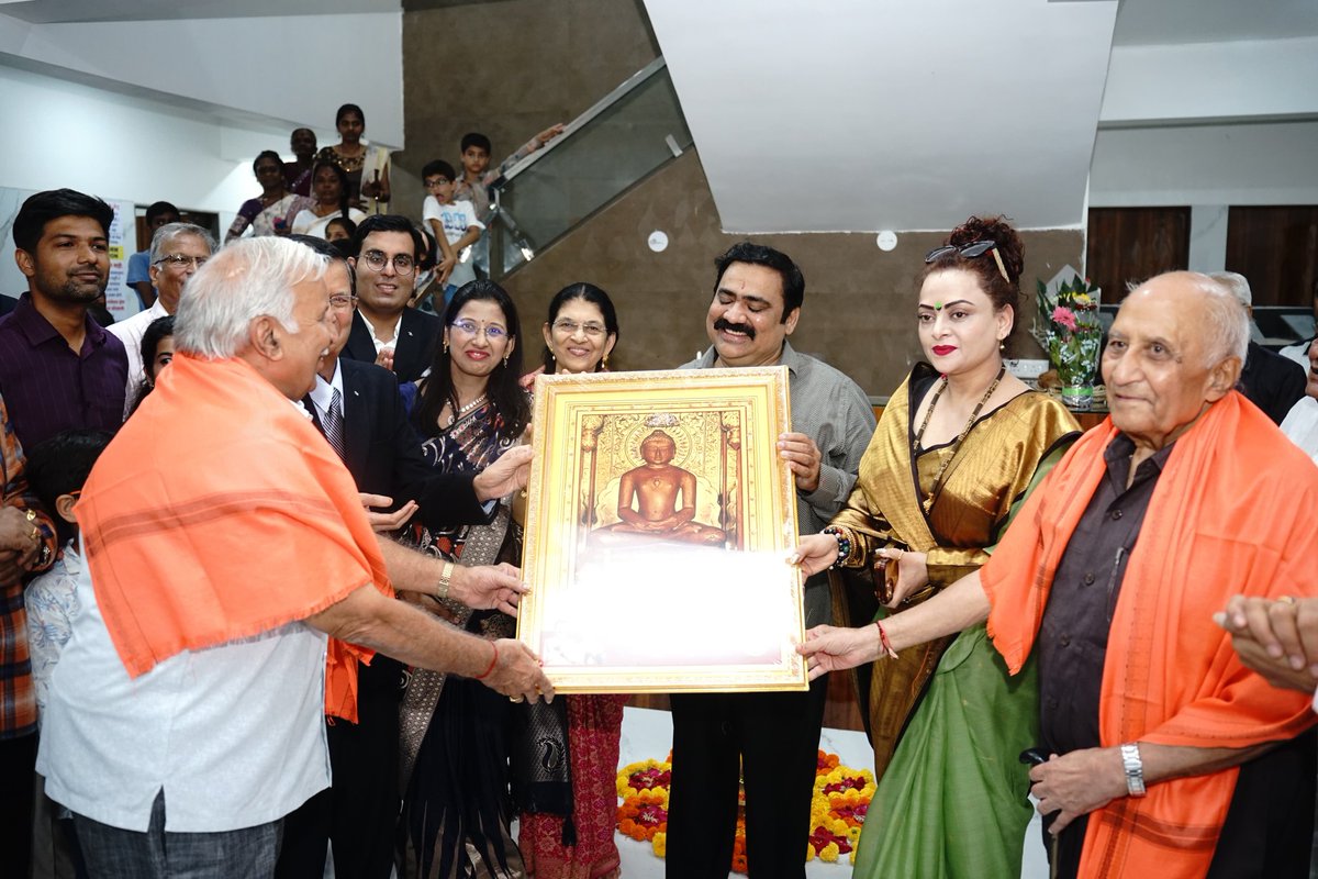 ४२ वर्षांपासून नांदगाव शहर व पंचक्रोशीतील नागरिकांना वैद्यकीय सेवा देणारे #पारख परिवाराचे #वर्धमान_हॉस्पिटल, नांदगाव चे उद्घाटन आनंददायी वातरणात संपन्न झाले.
    या वेळी आम्ही  सहपरिवार उपस्थित होतो. #डॉ.#आनंदभाऊ_पारख व पारख परिवारातील सर्व सदस्यांनी कांदे परिवाराचे स्वागत केले.