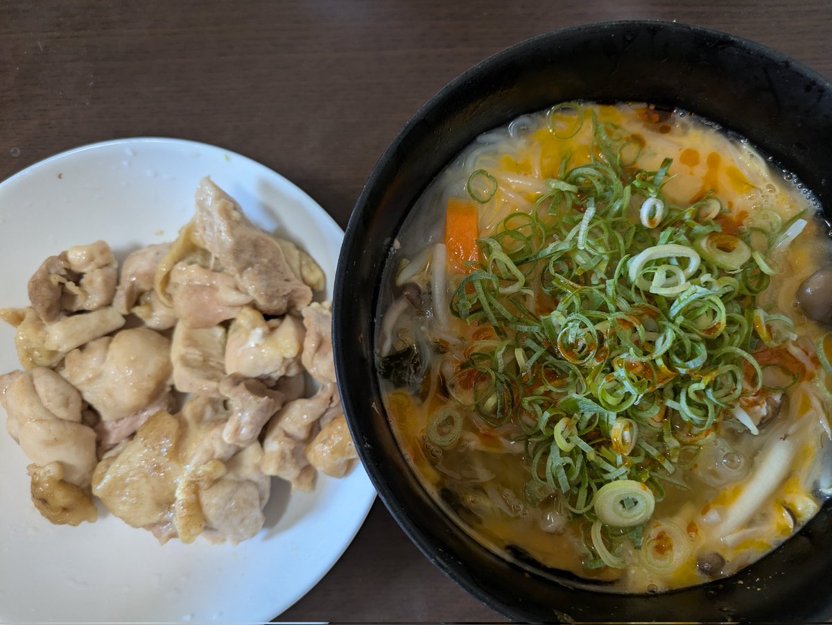 お昼ご飯っ🫡
こんにゃくラーメンの中華風スープと鶏もも肉の塩焼き🐓