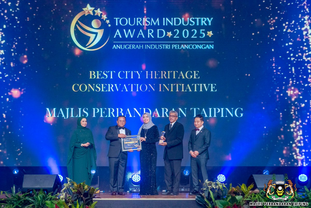 MPTaiping's tweet photo. 𝗠𝗣𝗧 𝗥𝗔𝗜𝗛 𝗗𝗨𝗔 𝗔𝗡𝗨𝗚𝗘𝗥𝗔𝗛 𝗕𝗘𝗥𝗣𝗥𝗘𝗦𝗧𝗜𝗝 𝗗𝗜 𝗠𝗔𝗝𝗟𝗜𝗦 𝗔𝗡𝗨𝗚𝗘𝗥𝗔𝗛 𝗜𝗡𝗗𝗨𝗦𝗧𝗥𝗜 𝗣𝗘𝗟𝗔𝗡𝗖𝗢𝗡𝗚𝗔𝗡 𝟮𝟬𝟮𝟱
9 Ogos 2025 – Majlis Perbandaran Taiping (MPT) sekali lagi mencipta sejarah apabila berjaya meraih dua anugerah. https://t.co/XCzUZKuRm6