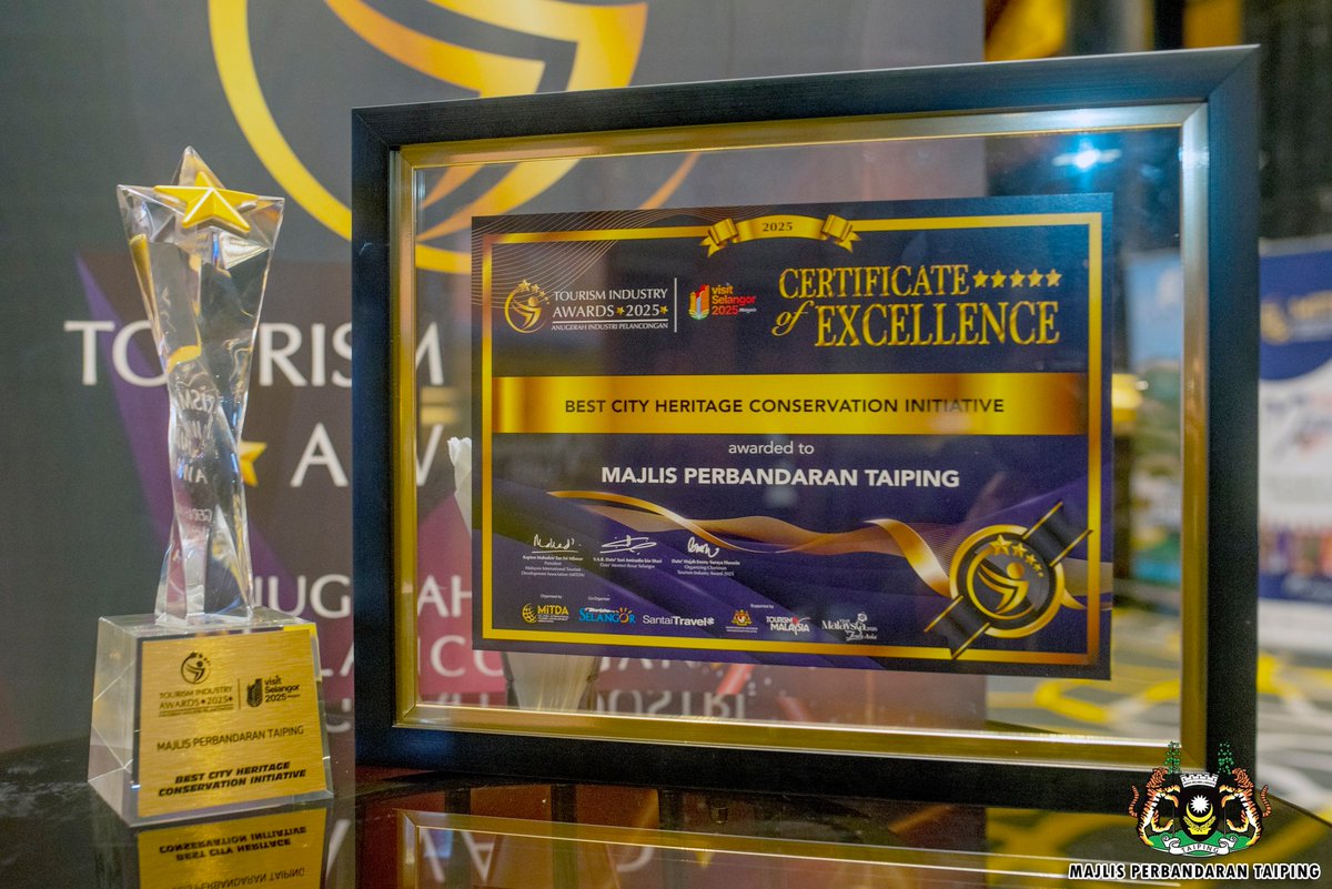 MPTaiping's tweet photo. 𝗠𝗣𝗧 𝗥𝗔𝗜𝗛 𝗗𝗨𝗔 𝗔𝗡𝗨𝗚𝗘𝗥𝗔𝗛 𝗕𝗘𝗥𝗣𝗥𝗘𝗦𝗧𝗜𝗝 𝗗𝗜 𝗠𝗔𝗝𝗟𝗜𝗦 𝗔𝗡𝗨𝗚𝗘𝗥𝗔𝗛 𝗜𝗡𝗗𝗨𝗦𝗧𝗥𝗜 𝗣𝗘𝗟𝗔𝗡𝗖𝗢𝗡𝗚𝗔𝗡 𝟮𝟬𝟮𝟱
9 Ogos 2025 – Majlis Perbandaran Taiping (MPT) sekali lagi mencipta sejarah apabila berjaya meraih dua anugerah. https://t.co/XCzUZKuRm6