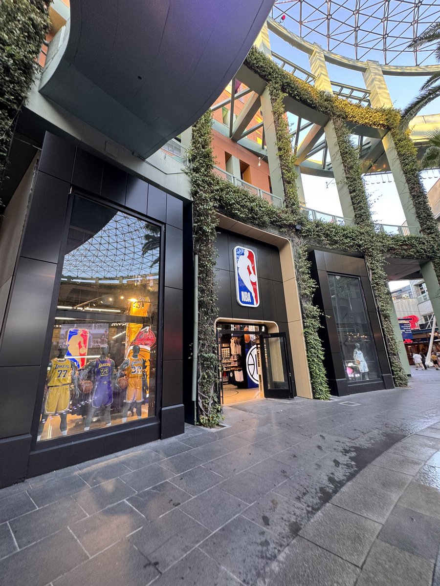 BuckeyeRidley's tweet photo. The @NBASTORE just opened today @UniStudios CityWalk Hollywood &amp; it’s a @Lakers Paradise! The 1st West Coast location for the @NBA retail outlet is amazing. Great for @nbc with returning to NBA telecasts, the 2026 @NBAAllStar game in Inglewood &amp; @luka7doncic’s arrival! #LakeShow https://t.co/Vf6qOCOKtZ
