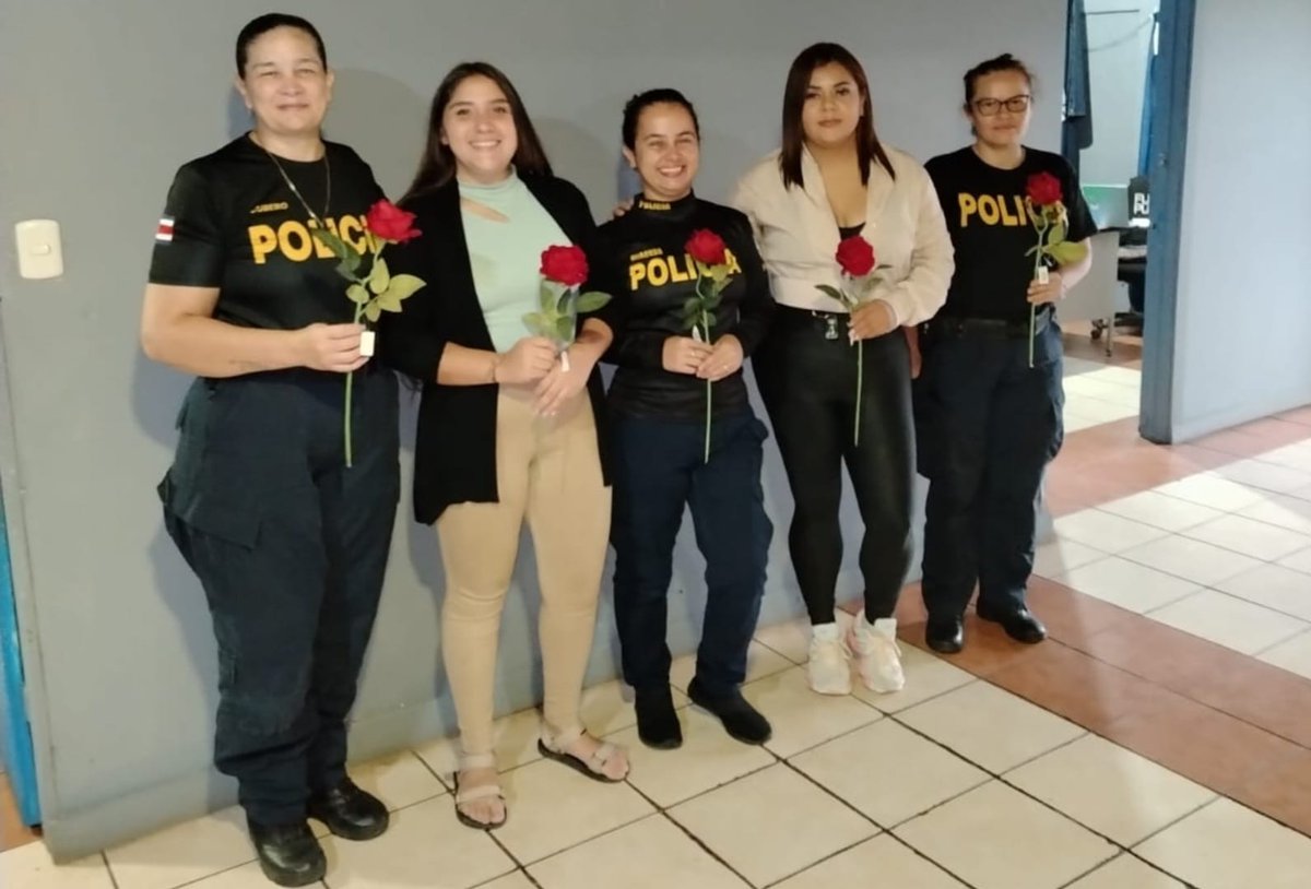 fuerzapublicaCR's tweet photo. 📍#CotoBrus #ZonaSurCR🇨🇷
Con un almuerzo y serenata, hoy el personal de la delegación distrital de la @fuerzapublicaCR de Sabalito rindió tributo a las madres policías y administrativas. https://t.co/rCmGbb28dg