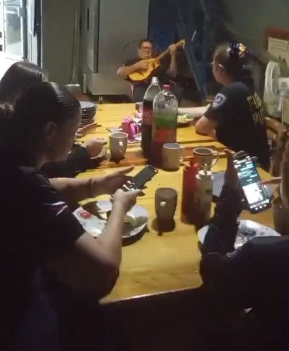 fuerzapublicaCR's tweet photo. 📍#CotoBrus #ZonaSurCR🇨🇷
Con un almuerzo y serenata, hoy el personal de la delegación distrital de la @fuerzapublicaCR de Sabalito rindió tributo a las madres policías y administrativas. https://t.co/rCmGbb28dg