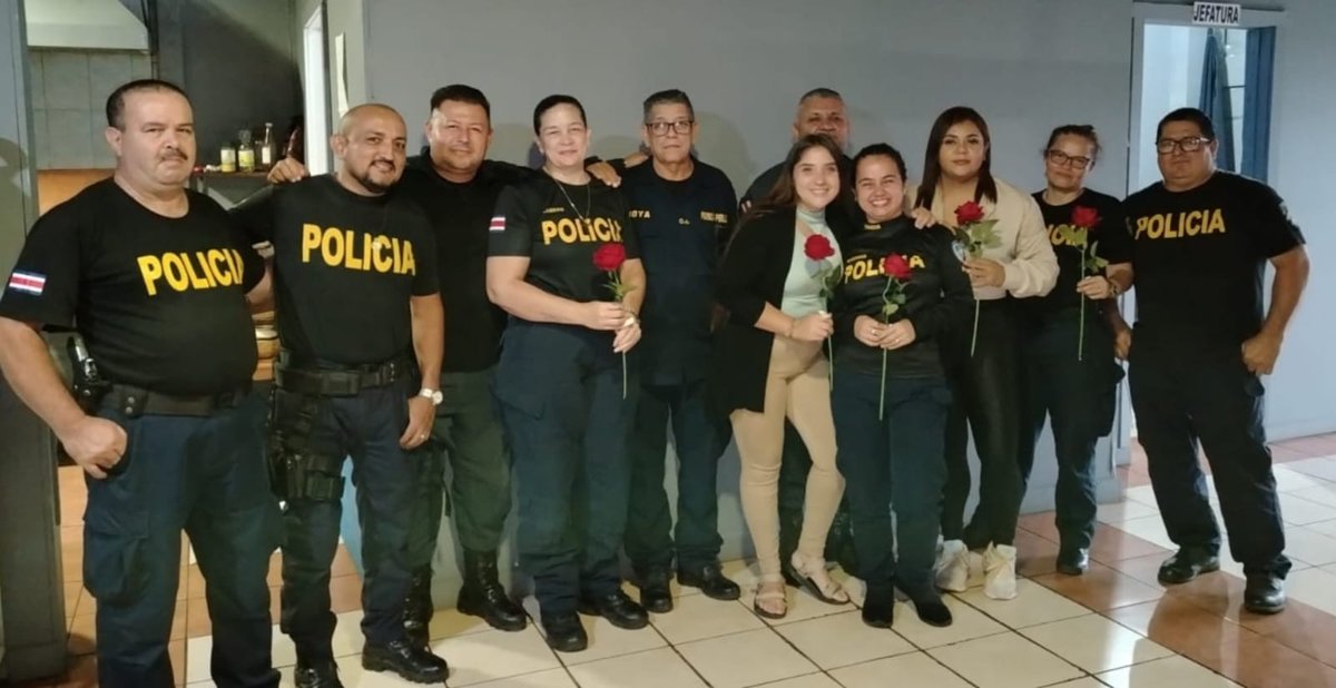 fuerzapublicaCR's tweet photo. 📍#CotoBrus #ZonaSurCR🇨🇷
Con un almuerzo y serenata, hoy el personal de la delegación distrital de la @fuerzapublicaCR de Sabalito rindió tributo a las madres policías y administrativas. https://t.co/rCmGbb28dg