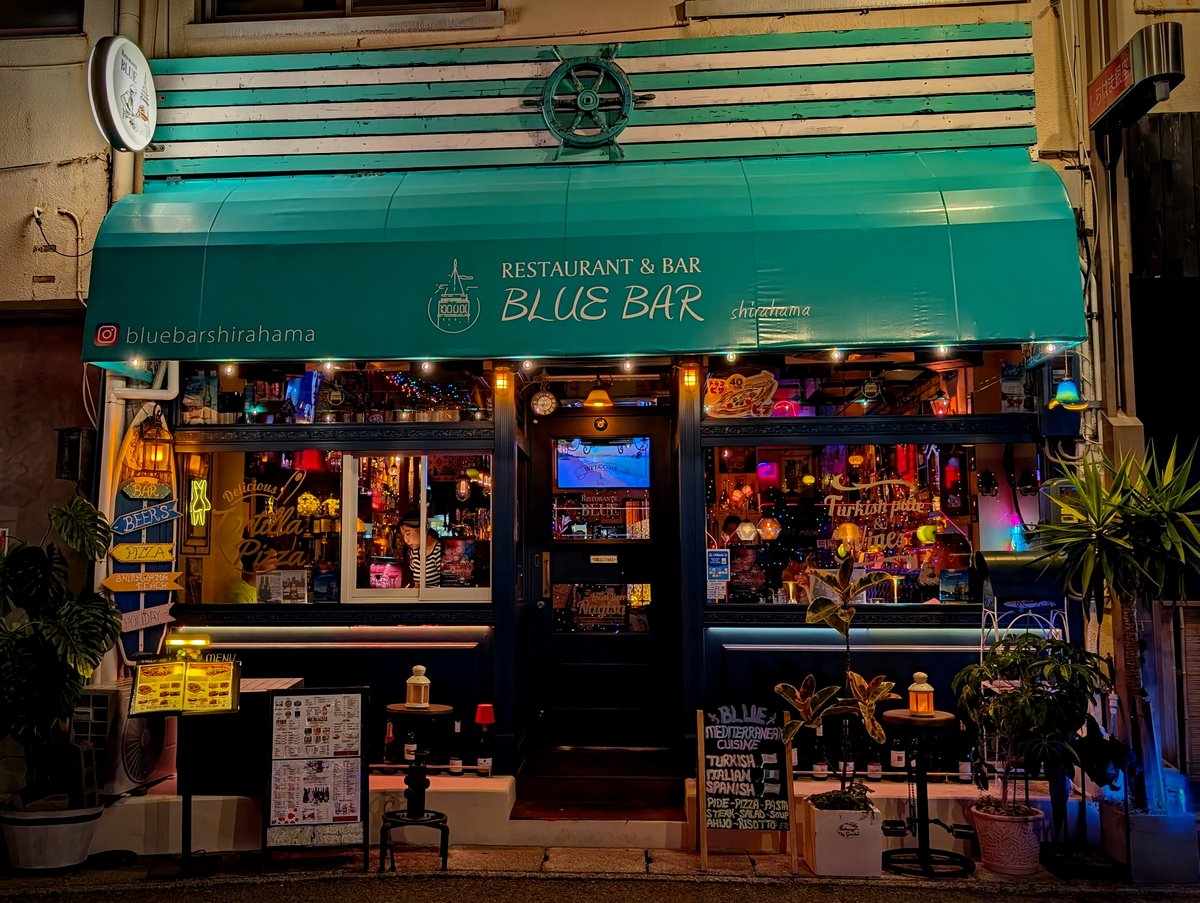 ushi8929's tweet photo. 白浜には良さげなお店がたくさんあった
ここ #Bluebar もそんなお店の中の一つ
地中海料理のあるバーとのことだけれど
オーナーはトルコ出身のマスターで
びっくりするほど本格的なトルコ料理を置いてられる
イスタンブールの街角のお店に座っているような
不思議な感覚を覚えたお店 https://t.co/o2Y3xmJ3sa