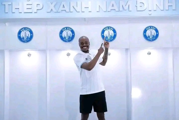 SAFL_Legion's tweet photo. 𝗗𝗢𝗡𝗘 𝗗𝗘𝗔𝗟 ✍️ 

31-year-old Bafana Bafana forward Percy Tau has completed a move to the 🇻🇳 Vietnamese champions Thep Xanh Nam Dinh. 

Tau will team up with former Kaizer Chiefs midfielder Njabulo Blom at the club. 

#SouthAfricanForeignLegion https://t.co/gtj4A3ZVEQ