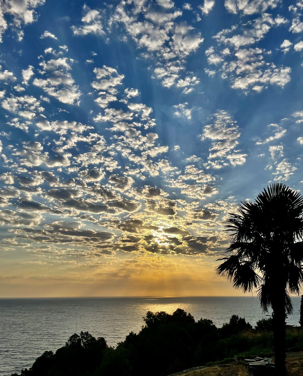 Ήρωας ήλιος, παλεύει κάθε μέρα με διαφορετικά σύννεφα!