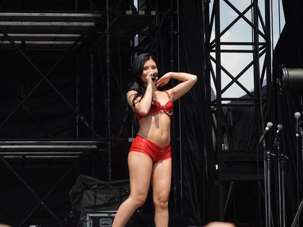 MASAYUKI_HIMEJI's tweet photo. NiziU途中抜けで次に迎えたのは夏衣装で気持ち良さそうなNessa Barrett‼️
めっちゃ良かったけど、炎天下よりもライブハウス向きな気がするからクリマンには単独公演を実現してもらいたい✋ https://t.co/8EQNQBUyso