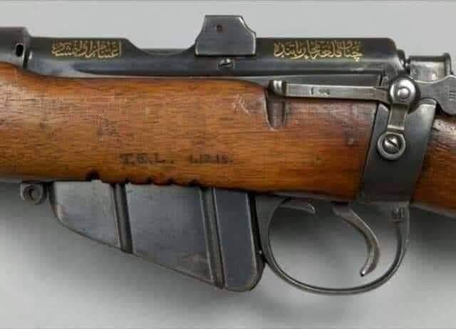 ARAPLAR BİZİ NEDEN SATTI DİYENLER BU TÜFEĞE İYİ BAKSINLAR!..

Londra'daki Kraliyet Savaş Müzesi'nde Imperial War Museum sergilenen silahlardan biri, üzerindeki irili ufaklı çok sayıda çentik nedeniyle, ziyaretçilerin hemen dikkatini çeker.