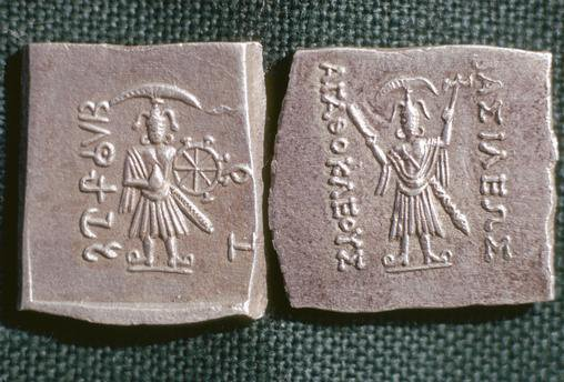 HinduACT's tweet photo. Wishing everyone on the Hindu festival of #KrishnaJanmashtami. 
Here is a 2200-year-old seal by Agathukleyesha (Agathokles), the Indo-Greek king of Bactria (modern day Afghanistan) one of the earliest surviving depictions of #Krishna, the 8th avatar of Vishnu.

On the left, Krishna with Sudarshana Chakra and Panchajanya Shankh. On the right is Balaram with his plough.

#Gharwapsi