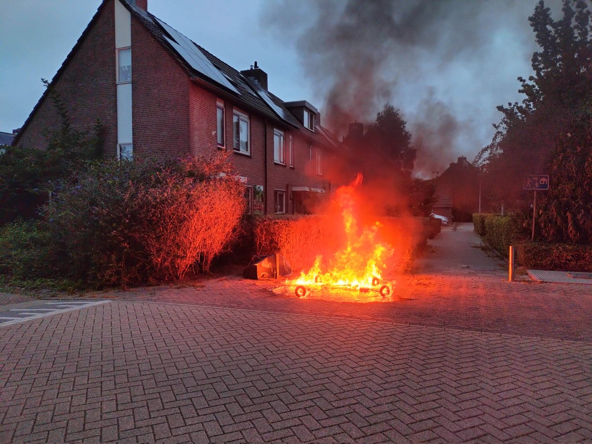 Brandweer uitgerukt voor brandende kliko's