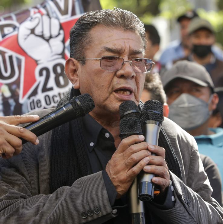 AlexSanchezMx's tweet photo. (4) 🧵 El mercado de Amalucan es el epicentro: Locatarios denuncian extorsiones, cobros de piso y amenazas de muerte, de miembros de la 28 de Octubre.

Antorcha Campesina responde con violencia. El resultado: muertos, heridos y comerciantes atrapados en medio de esta batalla por poder y dinero.