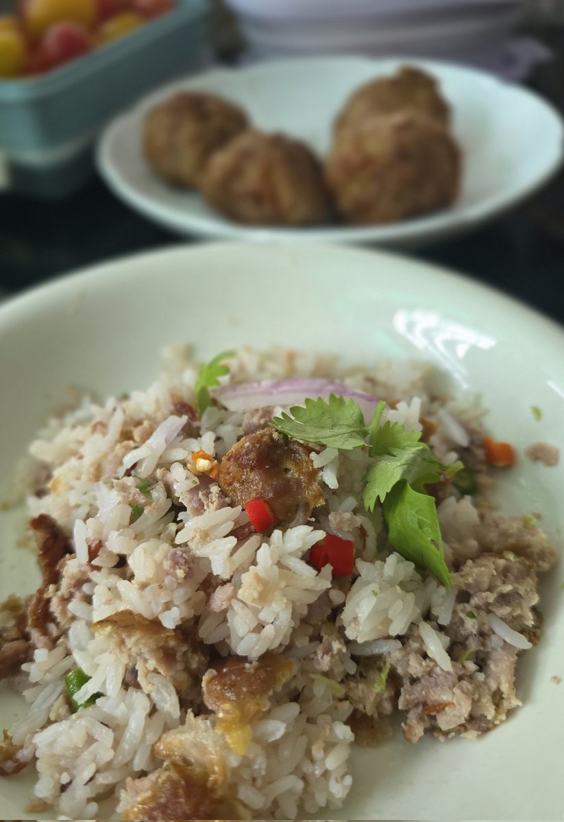 Suayzaa1's tweet photo. หมูสับปลาเค็มทอด ในหม้อทอด ดีย์อ่ะ ใช้หมูสับติดมันนิดหน่อย เคล้ากับปลาเค็มทอดที่เอามายี้ ตำสามเกลอ ไข่1ฟอง แป้งโกกินิดหน่อย เราเติมน้ำมันหอยไปนิด ใส่นต. ทรายลงปลายช้อน คลุกให้เข้ากัน ปั้นเป็นก้อนๆ วางในหม้อทอด ไฟ 200 ที่สิบห้านาที เปิดออกกลับด้านต่ออีก 8นาที สัดส่วนไม่มีกะเอาจ้ะ https://t.co/tLYeMFVxv1