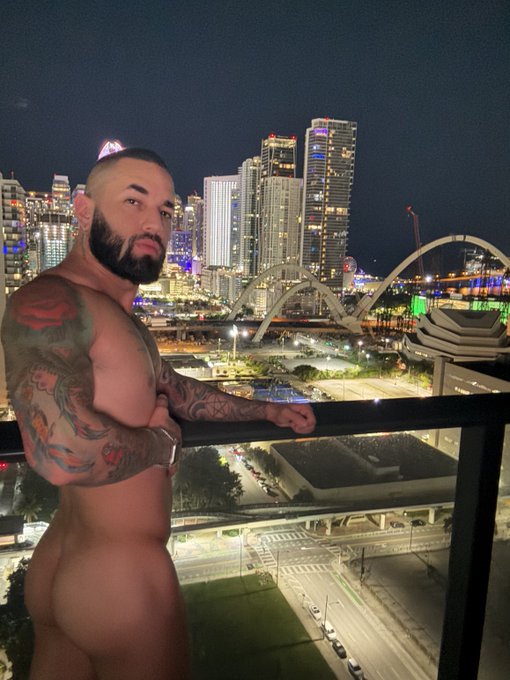 Watch Gus's leaked NSFW photo on TwXstars