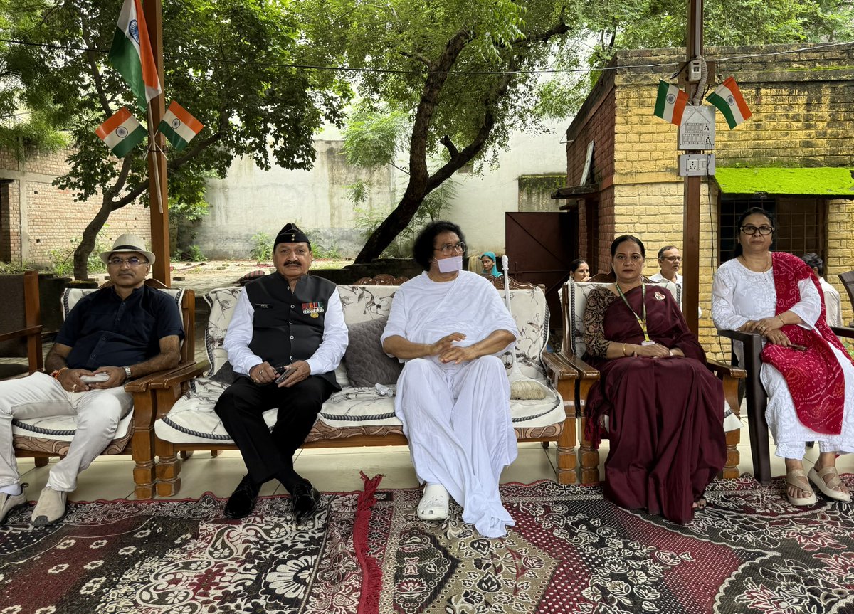 राजकीय उच्च माध्यमिक विद्यालय झारसा में 79वें स्वतंत्रता दिवस पर आयोजित समारोह में पूज्य जैन आचार्य लोकेशजी ने प्रिंसिपल ङॉ अंजु काजल एवं सेना के पूर्व अधिकारी कर्नल डी पी दत्ता के साथ मुख्य अतिथि के रूप में भाग लेकर ध्वजारोहण कर सभा को संबोधित किया।