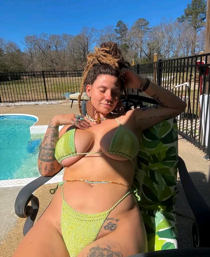 Chels_a143's tweet photo. Vidéo torride 🎥: Levrette simulée, gémissements réels, je te montre tous ce que tu rêves 😍💦 en photos et en vidéo. Il suffit juste de Dm mais ne viens pas les mains vides c'est très important 
https://t.co/oxtXSw1A6B https://t.co/w8WLZBXHfF