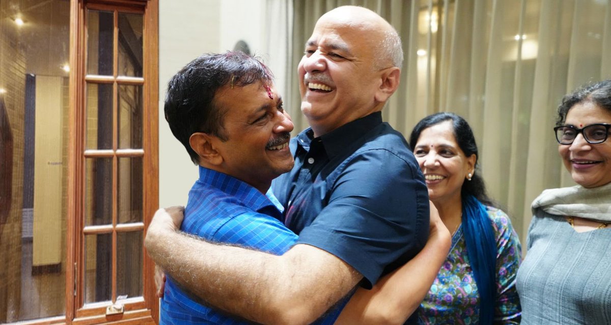 Manish Sisodia (@msisodia) on Twitter photo рдореЗрд░реЗ рдорд┐рддреНрд░, рднрд╛рдИ рдФрд░ рдЧреБрд░реБ рдЕрд░рд╡рд┐рдВрдж рдХреЗрдЬрд░реАрд╡рд╛рд▓ рдЬреА рдХреЛ рдЬрдиреНрдорджрд┐рди рдХреА рд╣рд╛рд░реНрджрд┐рдХ рд╢реБрднрдХрд╛рдордирд╛рдПрдБред
рдИрд╢реНрд╡рд░ рдХрд░реЗ рдЖрдк рд╣рдореЗрд╢рд╛ рд╕реНрд╡рд╕реНрде, рдордЬрд╝рдмреВрдд рдФрд░ рдЕрдбрд┐рдЧ рд░рд╣реЗрдВтАжрдХреНрдпреЛрдВрдХрд┐ рдЖрдкрдХрд╛ рд╣реЛрдирд╛ рд╕рд┐рд░реНрдлрд╝ рдПрдХ рдиреЗрддрд╛ рдХрд╛ рд╣реЛрдирд╛ рдирд╣реАрдВ, рдмрд▓реНрдХрд┐ рдХрд░реЛрдбрд╝реЛрдВ рдЖрдо рд▓реЛрдЧреЛрдВ рдХреА рдЙрдореНрдореАрдж рдХрд╛ рд╣реЛрдирд╛ рд╣реИред рдПрдХ рд╢рд┐рдХреНрд╖рд┐рдд, рд╕рдорд░реНрде рдФрд░ рд╕рд╢рдХреНрдд рднрд╛рд░рдд рдХреА рдЙрдореНрдореАрдж рдХрд╛ рд╣реЛрдирд╛ рд╣реИред
Happy рдореЗрд░реЗ рдорд┐рддреНрд░, рднрд╛рдИ рдФрд░ рдЧреБрд░реБ рдЕрд░рд╡рд┐рдВрдж рдХреЗрдЬрд░реАрд╡рд╛рд▓ рдЬреА рдХреЛ рдЬрдиреНрдорджрд┐рди рдХреА рд╣рд╛рд░реНрджрд┐рдХ рд╢реБрднрдХрд╛рдордирд╛рдПрдБред
рдИрд╢реНрд╡рд░ рдХрд░реЗ рдЖрдк рд╣рдореЗрд╢рд╛ рд╕реНрд╡рд╕реНрде, рдордЬрд╝рдмреВрдд рдФрд░ рдЕрдбрд┐рдЧ рд░рд╣реЗрдВтАжрдХреНрдпреЛрдВрдХрд┐ рдЖрдкрдХрд╛ рд╣реЛрдирд╛ рд╕рд┐рд░реНрдлрд╝ рдПрдХ рдиреЗрддрд╛ рдХрд╛ рд╣реЛрдирд╛ рдирд╣реАрдВ, рдмрд▓реНрдХрд┐ рдХрд░реЛрдбрд╝реЛрдВ рдЖрдо рд▓реЛрдЧреЛрдВ рдХреА рдЙрдореНрдореАрдж рдХрд╛ рд╣реЛрдирд╛ рд╣реИред рдПрдХ рд╢рд┐рдХреНрд╖рд┐рдд, рд╕рдорд░реНрде рдФрд░ рд╕рд╢рдХреНрдд рднрд╛рд░рдд рдХреА рдЙрдореНрдореАрдж рдХрд╛ рд╣реЛрдирд╛ рд╣реИред
Happy
