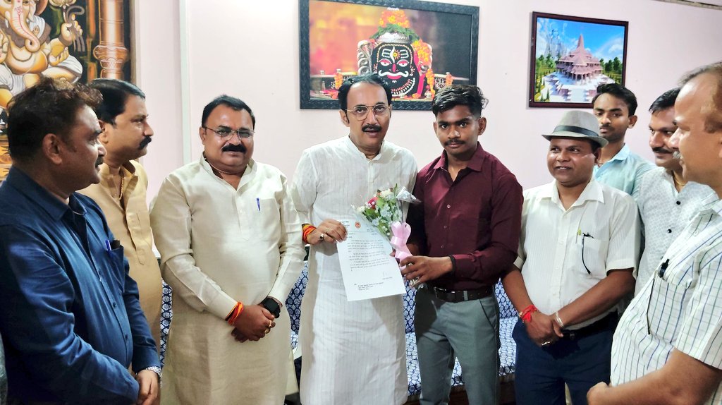 Bpsingh_bjp's tweet photo. कल स्वतंत्रता दिवस के अवसर पर पन्ना सीएम राइज स्कूल के कला संकाय के प्रतिभाशाली छात्र प्रकाश कुशवाहा एवं रंजीत पटेल, जिन्होंने प्रदेश की प्रवीण सूची में क्रमशः चौथा एवं दसवाँ स्थान प्राप्त किया, को निवास पर माननीय शिक्षा मंत्री जी द्वारा प्रदत प्रशंसा पत्र प्रदान कर सम्मानित किया तथा मिठाई खिलाकर उनके उज्ज्वल भविष्य की शुभकामनाएँ दी।

इस अवसर पर भाजपा जिला अध्यक्ष श्री बृजेंद्र मिश्रा जी, सीएम राइज स्कूल के प्राचार्य एवं अध्यापकगण उपस्थित रहे।