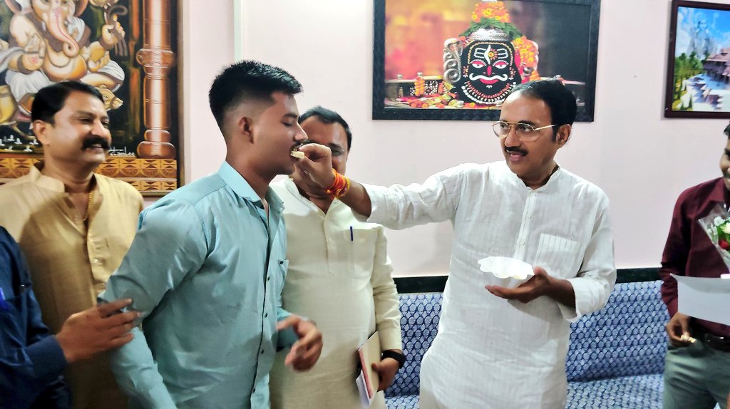 कल स्वतंत्रता दिवस के अवसर पर पन्ना सीएम राइज स्कूल के कला संकाय के प्रतिभाशाली छात्र प्रकाश कुशवाहा एवं रंजीत पटेल, जिन्होंने प्रदेश की प्रवीण सूची में क्रमशः चौथा एवं दसवाँ स्थान प्राप्त किया, को निवास पर माननीय शिक्षा मंत्री जी द्वारा प्रदत प्रशंसा पत्र प्रदान कर सम्मानित किया