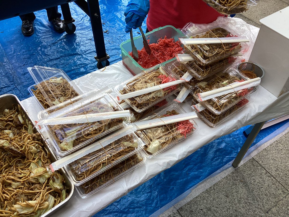 まだまだ「焼きそば」販売中です⤴️💝❗️
当店スタッフが手作りしております💪🏻✨
いい匂いがカウンターまで届いてくる〜🤤🤤