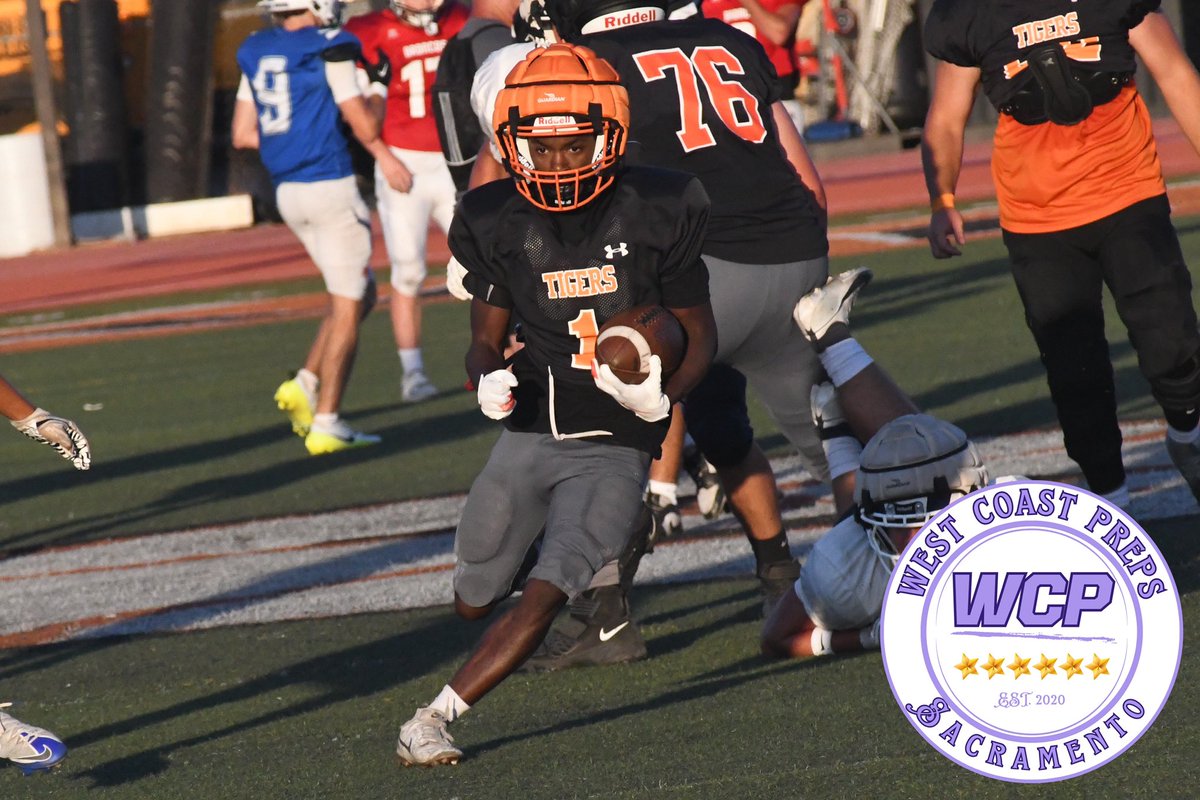 WCPSacramento's tweet photo. Sizing up tonight’s 🏈 scrimmage at Roseville 🔥

- Hardest-working Casa Roble team yet?
- Roseville’s run game, athletes put on show 
- Why defending PVL champs may be even better
- Keep your 👀 on another San Juan Unified

Story: https://t.co/C3iPXs4zkw https://t.co/4ruHzW3geb