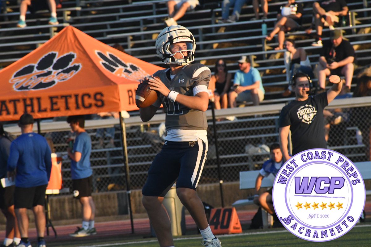 WCPSacramento's tweet photo. Sizing up tonight’s 🏈 scrimmage at Roseville 🔥

- Hardest-working Casa Roble team yet?
- Roseville’s run game, athletes put on show 
- Why defending PVL champs may be even better
- Keep your 👀 on another San Juan Unified

Story: https://t.co/C3iPXs4zkw https://t.co/4ruHzW3geb