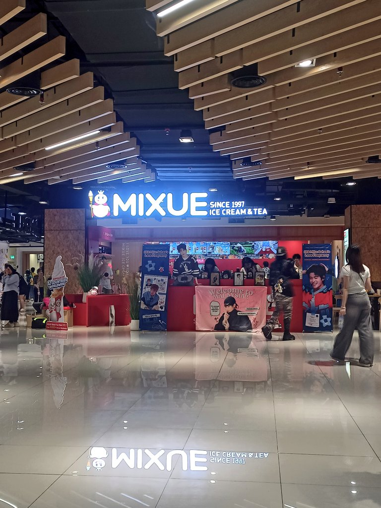 ddaltheream's tweet photo. Hi guys I will be here, infront of mixue. https://t.co/G7I4leTZBf