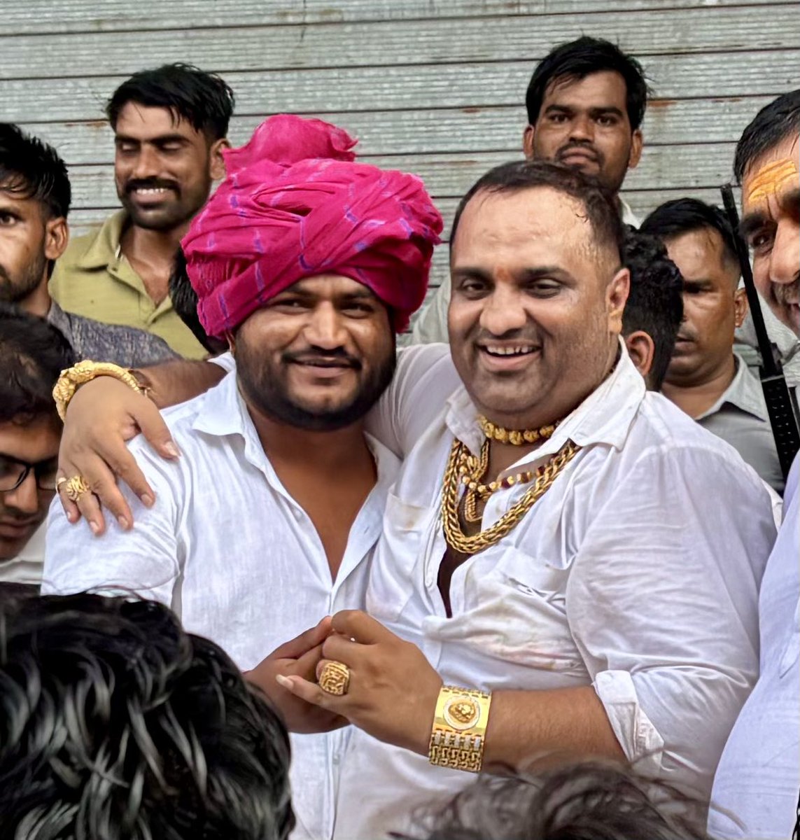 Gopal Singh Gurjar Bassi (@gopal_bassi) on Twitter photo भीलवाड़ा के बब्बर शेर आदरणीय नेताजी धर्मवीर धीरज जी गुर्जर को जन्मदिवस के शुभ अवसर पर भीलवाड़ा पहुँच कर शुभकामनाएँ प्रेषित कीl
भगवान श्री देवनारायण जी आपको अच्छा स्वास्थ्य और लंबी उम्र दें
आपका स्नेह, आशीर्वाद और मार्गदर्शन के लिए हृदयतल से बहुत बहुत धन्यवाद
<a href="/dgurjarofficial/">Dheeraj Gurjar</a> भीलवाड़ा के बब्बर शेर आदरणीय नेताजी धर्मवीर धीरज जी गुर्जर को जन्मदिवस के शुभ अवसर पर भीलवाड़ा पहुँच कर शुभकामनाएँ प्रेषित कीl
भगवान श्री देवनारायण जी आपको अच्छा स्वास्थ्य और लंबी उम्र दें
आपका स्नेह, आशीर्वाद और मार्गदर्शन के लिए हृदयतल से बहुत बहुत धन्यवाद
<a href="/dgurjarofficial/">Dheeraj Gurjar</a>