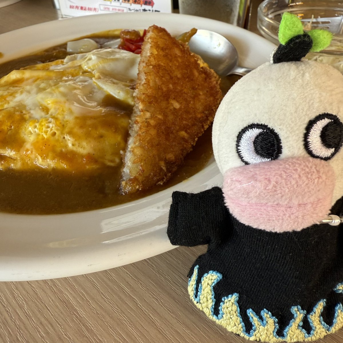 maamii_Nb_G4's tweet photo. カレー食べてきた🍛

オムカレーに、ハッシュドポテトをトッピング(ひとつお裾分けしてもらった)♫雄大くんが食べた味♡嬉しい☺️

美味しかった😋✨

お店のキャラクター、ジャスティンに似てる？？かわいい💕

 #カレーショップキング https://t.co/bZNTGku83j