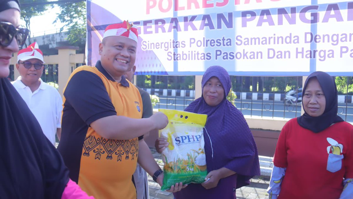 Poldakaltim's tweet photo. Polresta Samarinda dan Bulog Gelar Gerakan Pangan Murah, 7 Ton Beras Ludes Terjual

#divhumaspolri #Poldakaltim #kaltim #Polriuntukmasyarakat https://t.co/709KPcBAw0