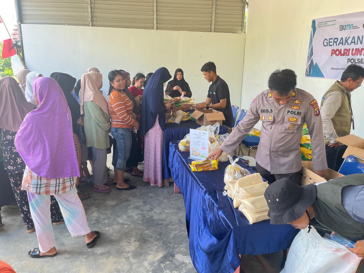 Poldakaltim's tweet photo. Polres Paser dan BULOG Gelar Gerakan Pangan Murah di Muara Komam, Warga Antusias Sambut Sembako Terjangkau

#divhumaspolri #Poldakaltim #kaltim #Polriuntukmasyarakat https://t.co/u0N07lfdGa