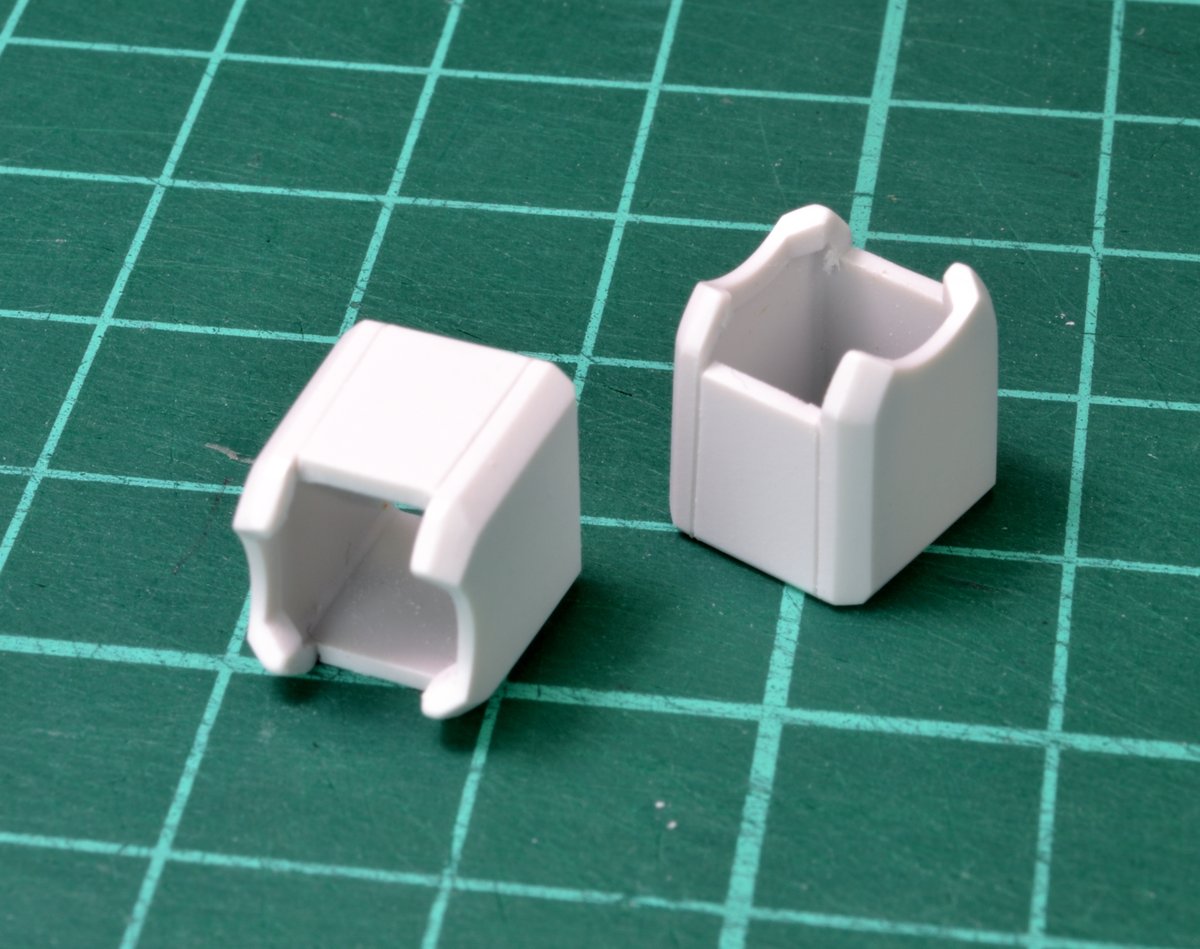 bensyndi's tweet image. &quot;スジボリ&quot;

１,　縁から一定にスジボリを入れる方法の一つとして

２,　適当な大きさのプラ板の縁に帯状のプラ板を接着、そのプラ板の厚みが1,0 2.0  など

３,　こう持ってタガネを使ってスジボる(ダイモテープで最終調整)

４,　ピンバイスの穴やプラ板のチップなどを足して完成

汎用性有、、、。