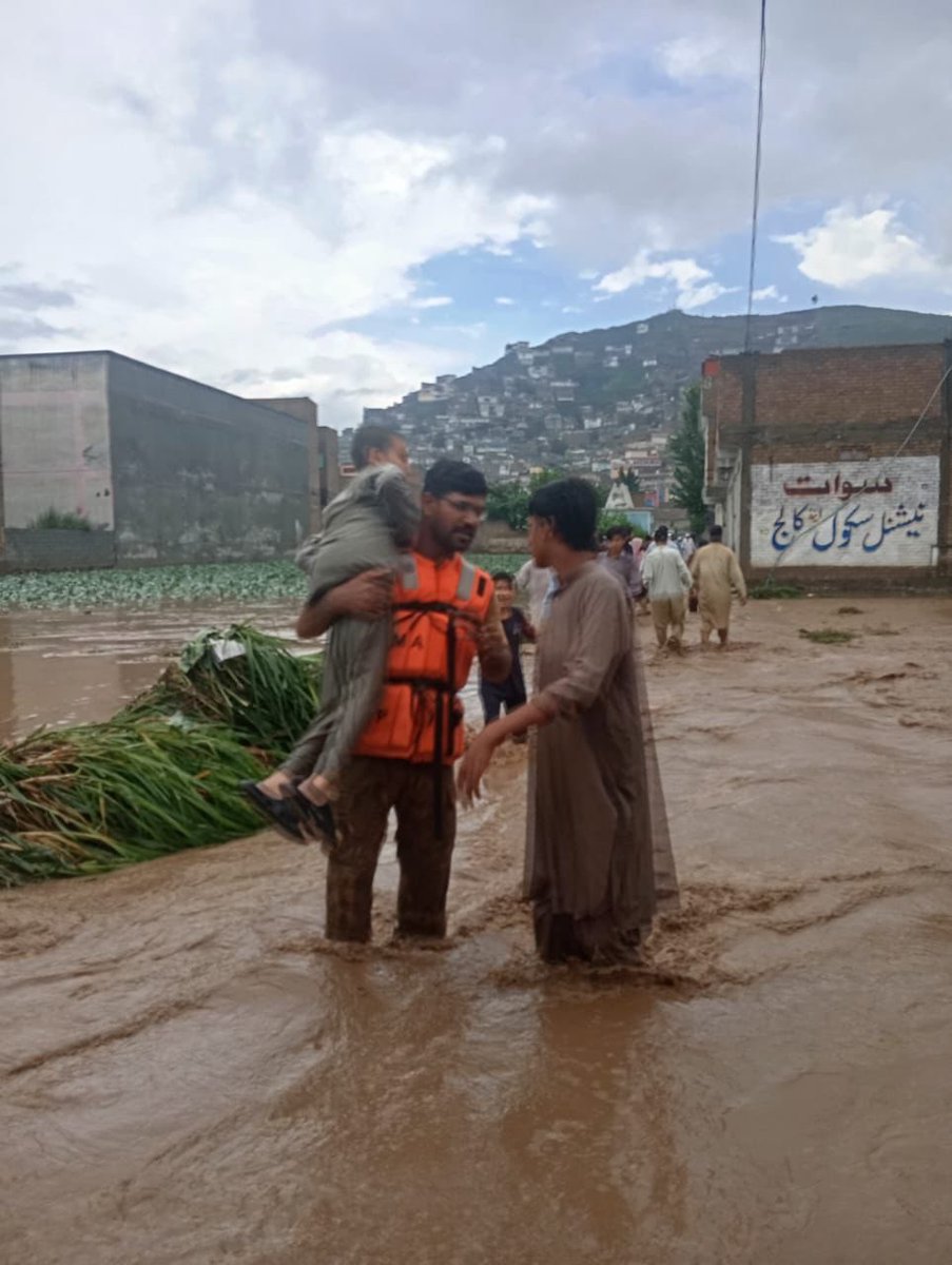 وطن کی مٹی گواہ رہنا ۔۔۔۔۔

اسی قوم کے یہ بیٹے ہیں آپ کے میرے ہم سب کے بھائی رشتے دار یہ فوجی ہیں اسی لیے ہر مشکل میں درد مندی سے آپ کو آپ کے بچوں کو بچاتے ہیں 
نفرت آمیز نعرے گندی پوسٹوں والے آج کہاں ہیں ؟