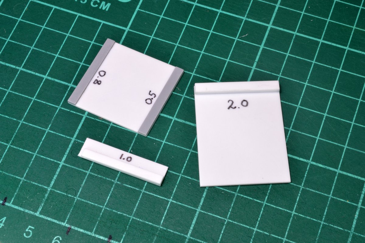 bensyndi's tweet image. &quot;スジボリ&quot;

１,　縁から一定にスジボリを入れる方法の一つとして

２,　適当な大きさのプラ板の縁に帯状のプラ板を接着、そのプラ板の厚みが1,0 2.0  など

３,　こう持ってタガネを使ってスジボる(ダイモテープで最終調整)

４,　ピンバイスの穴やプラ板のチップなどを足して完成

汎用性有、、、。