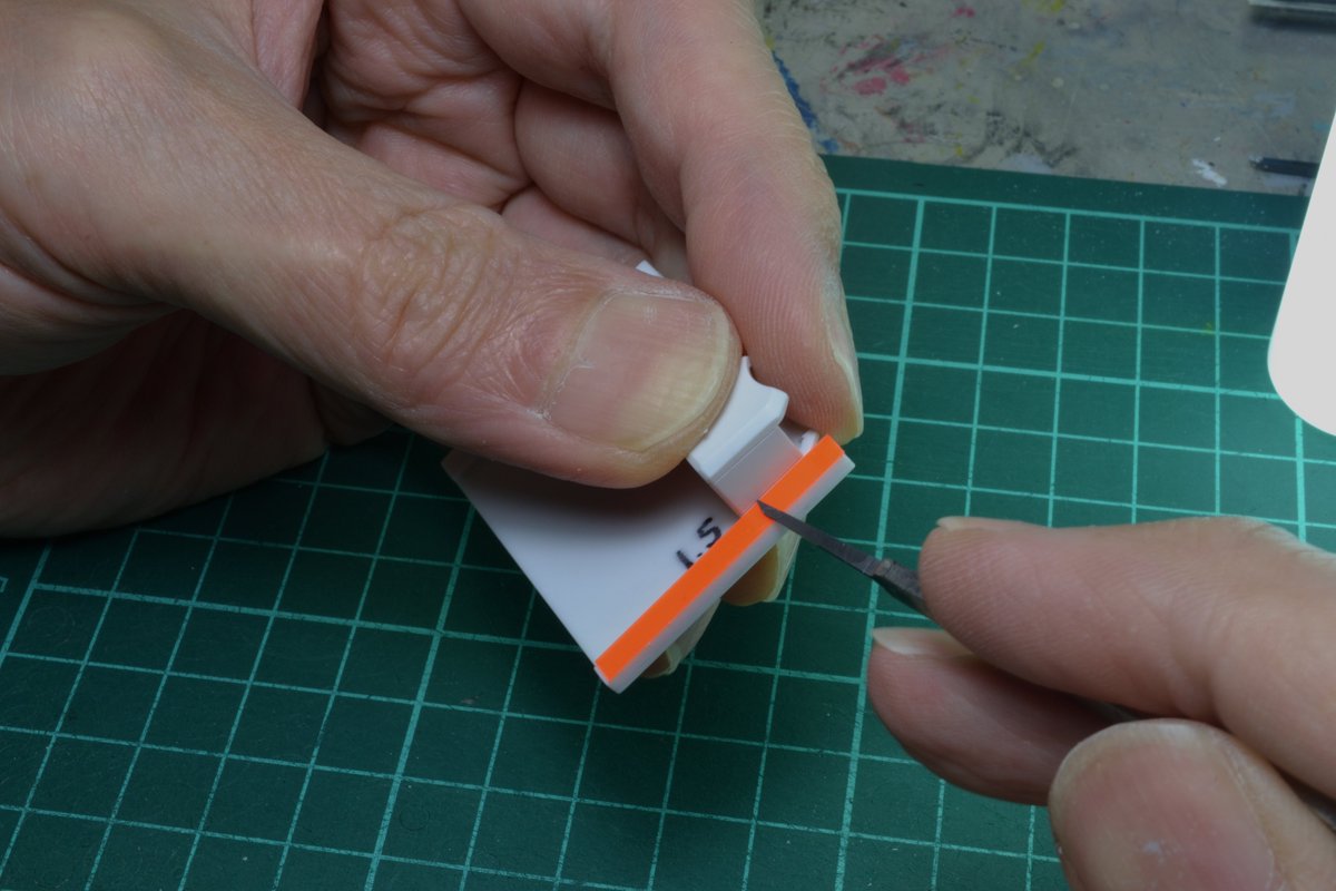 bensyndi's tweet image. &quot;スジボリ&quot;

１,　縁から一定にスジボリを入れる方法の一つとして

２,　適当な大きさのプラ板の縁に帯状のプラ板を接着、そのプラ板の厚みが1,0 2.0  など

３,　こう持ってタガネを使ってスジボる(ダイモテープで最終調整)

４,　ピンバイスの穴やプラ板のチップなどを足して完成

汎用性有、、、。